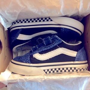 BABY VANS W/VELCRO STRAPS